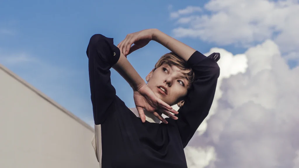 10 Stylish Ways to Wear a Cotton Cropped Sweatshirt 3
